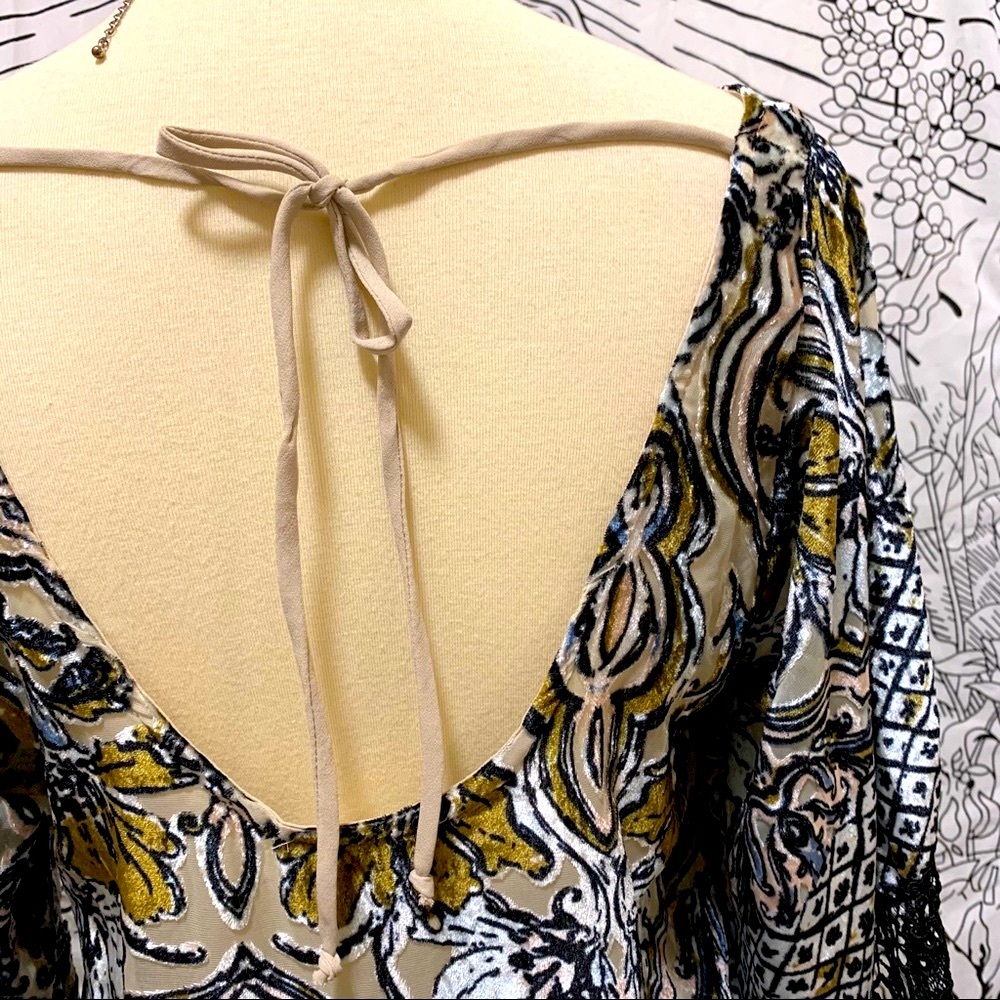 🌈 Gorgeous velvet lace boho top